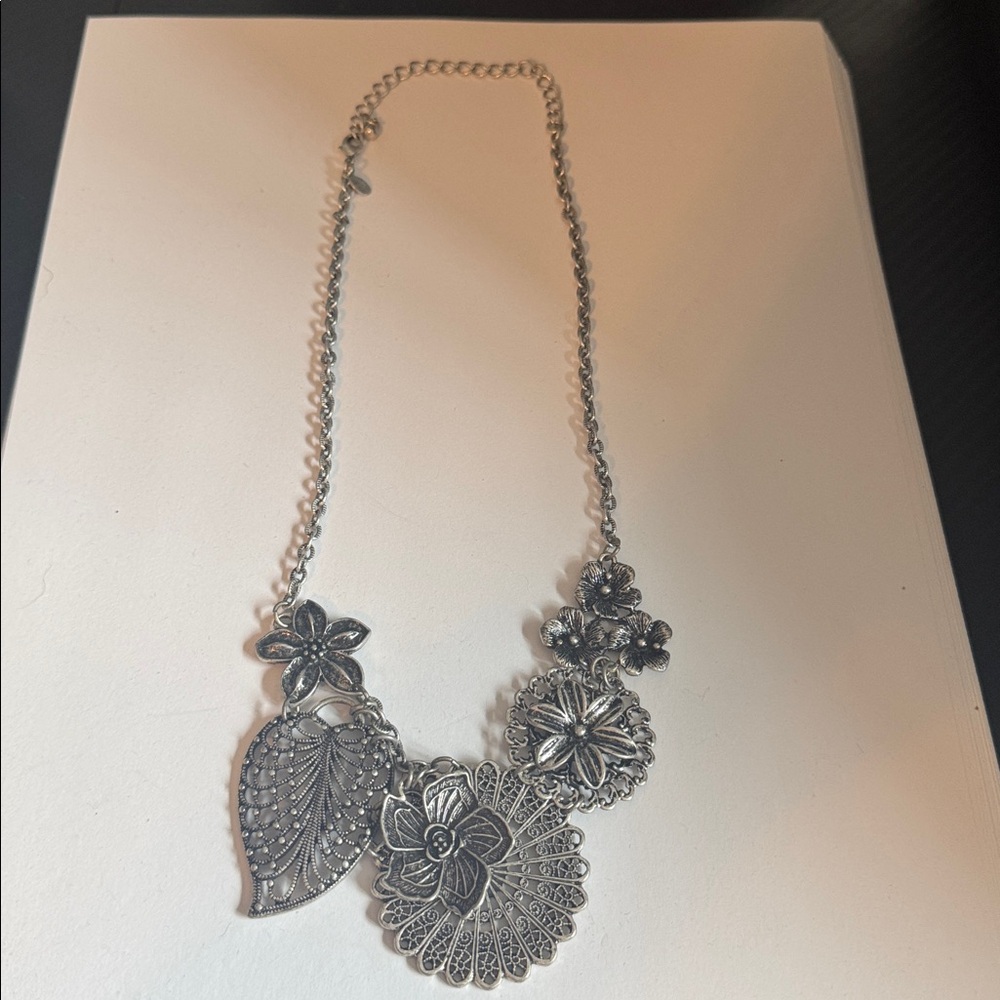 Premier Designs Botanical necklace - Picture 2 of 3